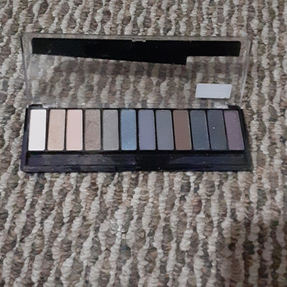 Makeup - Picture 2 of 2